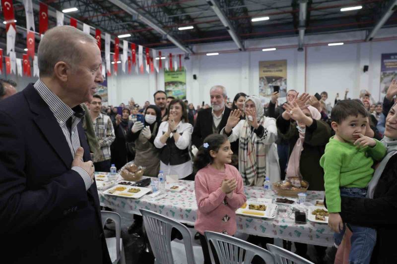 Cumhurbaşkanı Erdoğan Elazığ’da depremzedelerle iftarda buluştu
