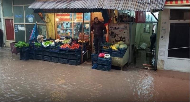 Elazığ’da sağanak sonrası iş yerlerini su bastı, yollar zarar gördü
