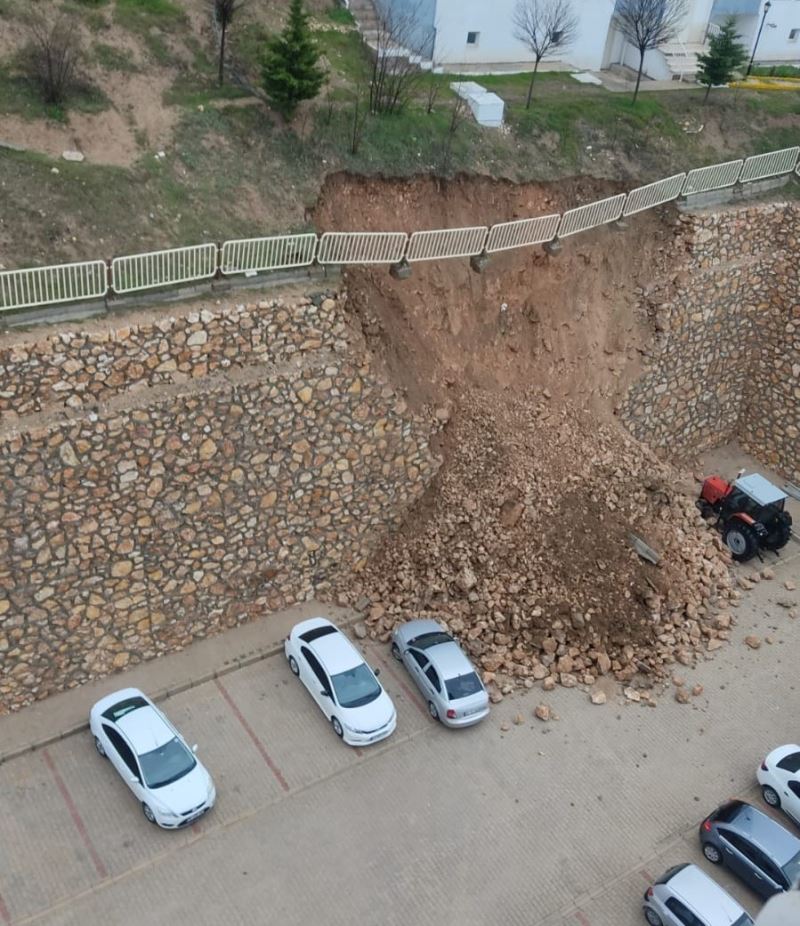 Elazığ’da istinat duvarı çöktü
