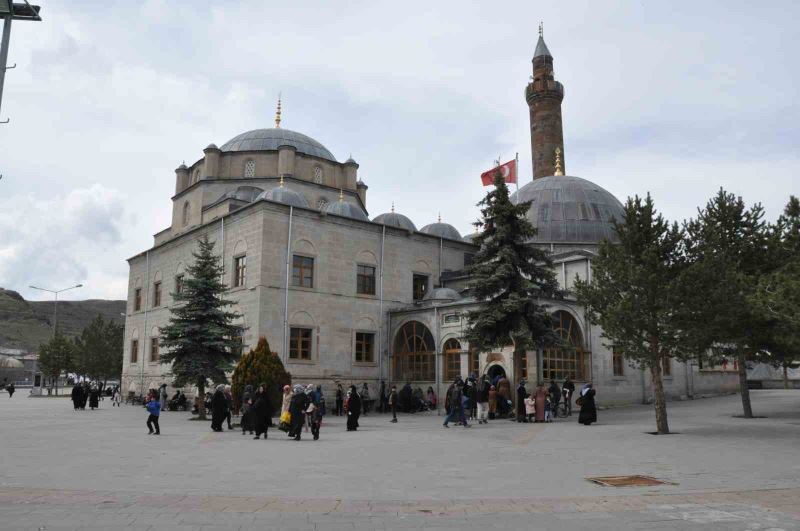 Harakani Türbesi’nde Kadir Gecesi bereketi!
