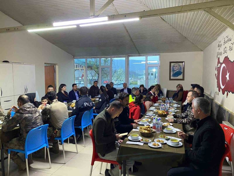 Kağızman’da polis ve depremzede aileler iftarda buluştu
