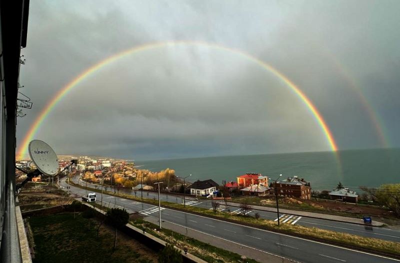 Van Gölü’nde gökkuşağı mest etti
