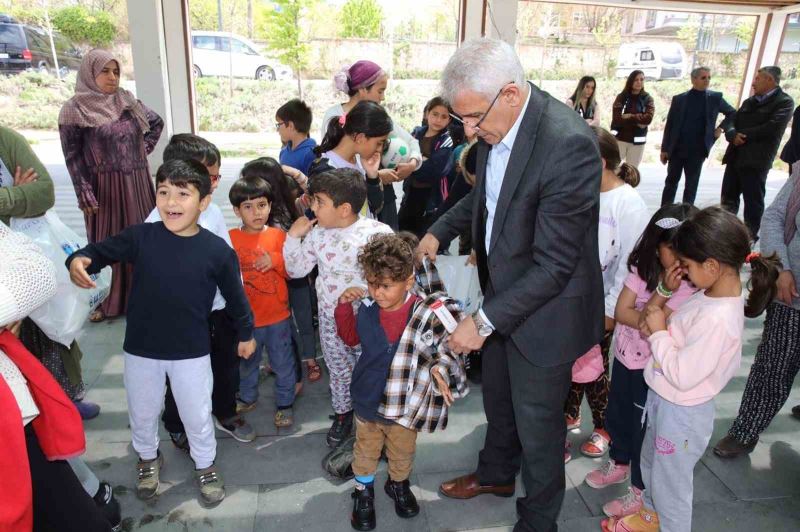 Başkan Güder, depremzede çocukların yüzünü güldürdü
