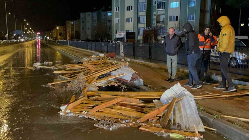 Tatvan’da fırtına bina çatısını uçurdu, 4 araç hasar gördü
