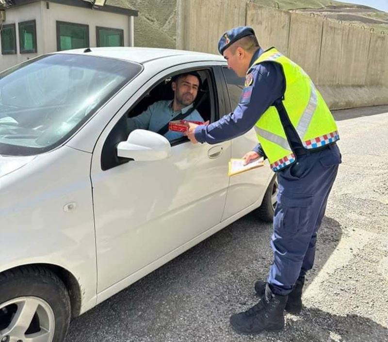 Jandarma ekipleri sürücülerin bayramını kutladı
