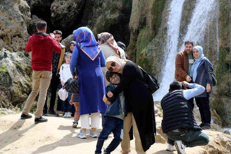 Girlevik Şelalesi bayramda da vatandaşların uğrak yeri oldu
