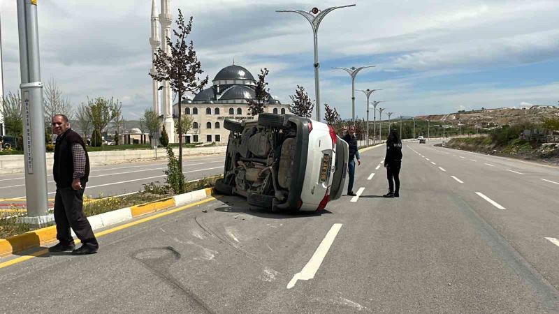 Sivrice Belediye Başkanının kullandığı araç takla attı
