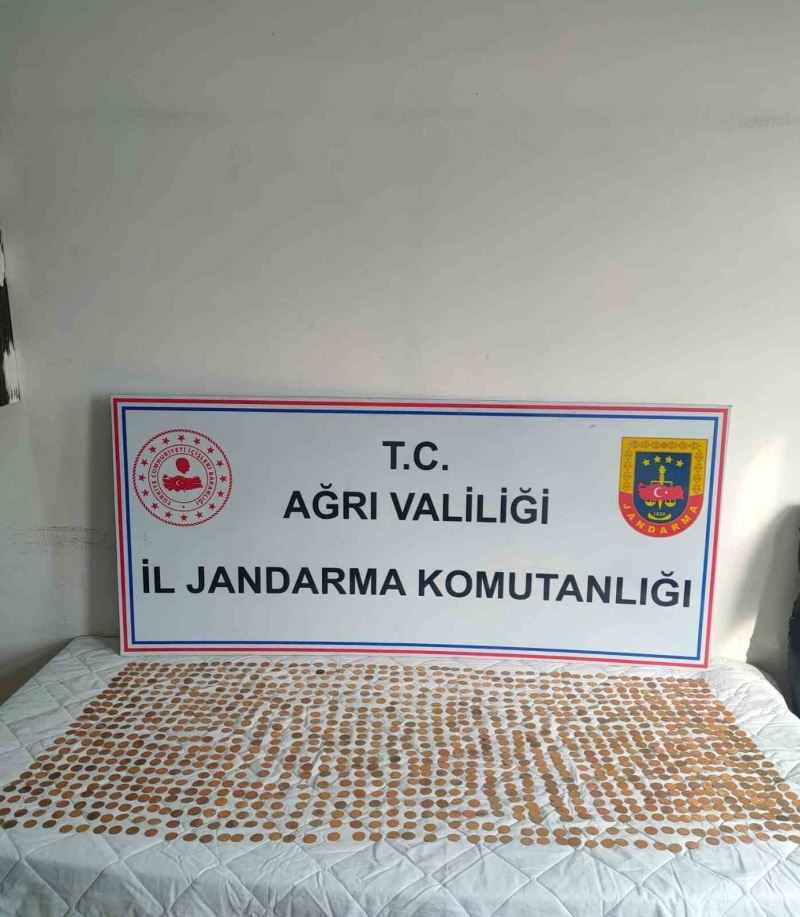 Ağrı’da durdurulan tırda bin 245 altın sikke ele geçirildi
