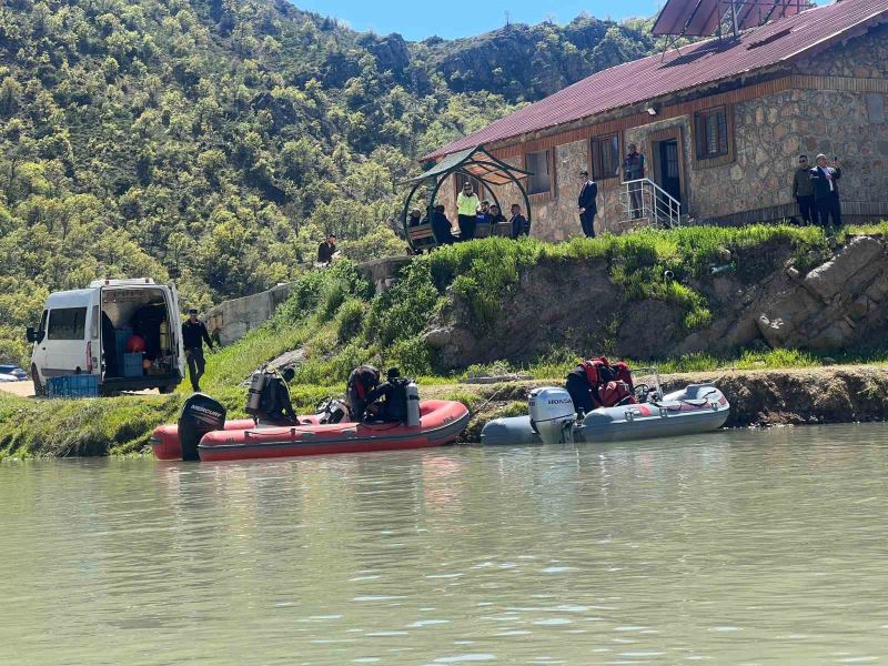 Munzur çayına düşen 3 genci arama çalışmaları 55 kilometrelik alanda sürüyor
