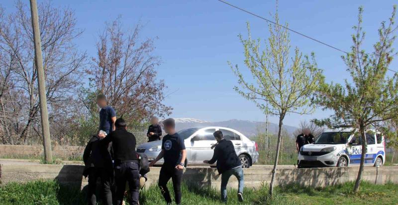 Kaçak göçmenler kaçtı polis kovalayarak yakaladı
