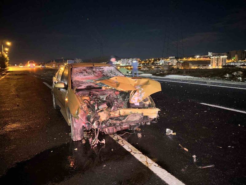 Alkollü sürücü aydınlatma direklerine çarptı: Araç pert oldu, sürücünün burnu bile kanamadı
