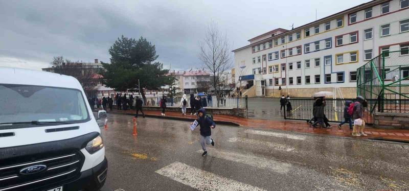 Bingöl merkezli deprem Elazığ’da da hissedildi, öğrenciler tahliye edildi
