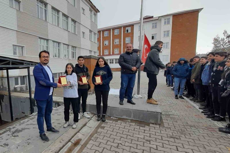 Ahlatlı öğrencilerin projesi bölge birincisi oldu
