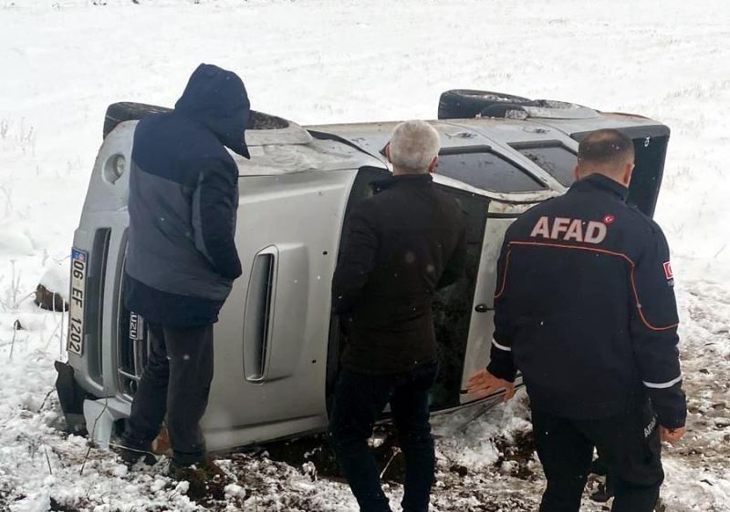 Ardahan’da direksiyon hakimiyetini kaybeden kamyonet devrildi
