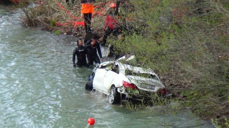 Munzur Çayı’na düşen otomobil çıkartıldı, 3 genç aranıyor
