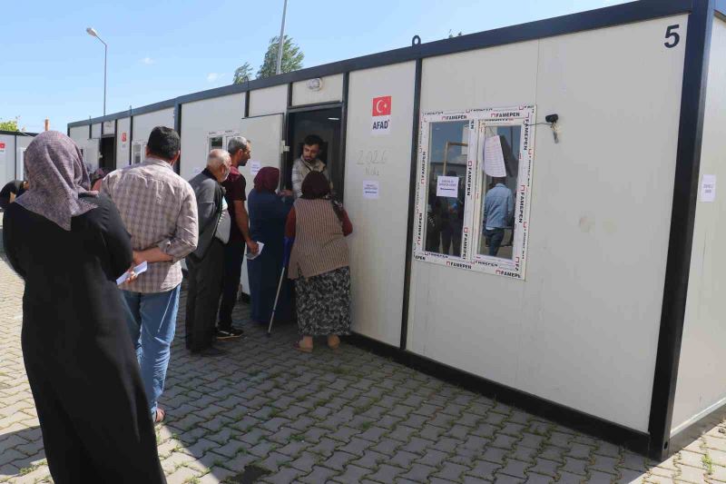 Deprem bölgesi Malatya’da vatandaşlar oy kullanmaya devam ediyor
