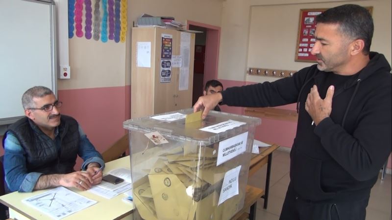 Ahlat’taki Ahıska Türkleri oylarını kullandı
