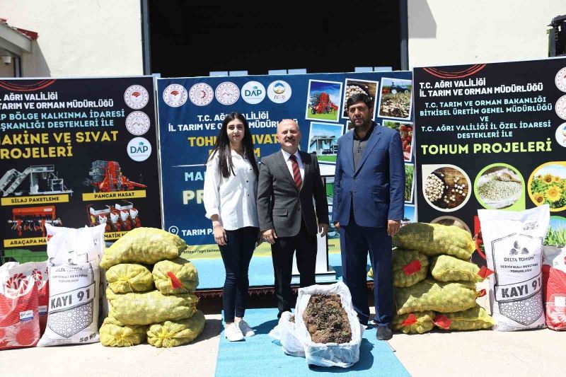 Ağrı’da “Tohum-Sıvat Dağıtımı ve Makine Tanıtım Töreni” düzenlendi
