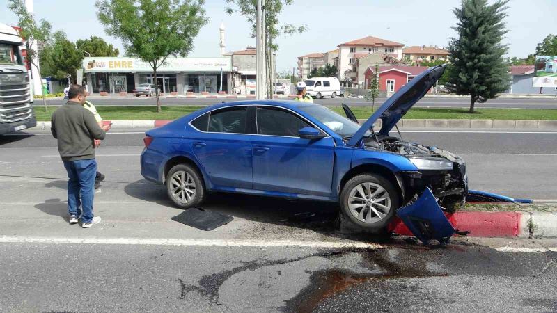 Kontrolden çıkan araç refüje çarptı: 1 yaralı
