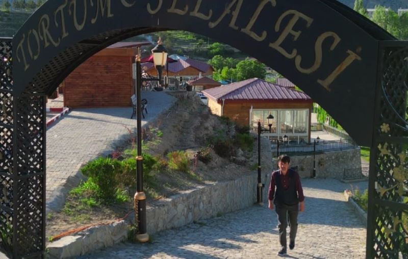 Tortum Şelalesi’nin manzarası eşliğinde Karacoğlan şiirleri okuyor
