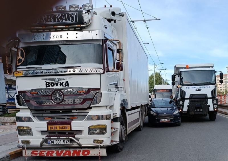 Malatya’da ilginç kaza: Seyir halindeki iki aracın arasına sıkışan otomobil trafiği felç etti
