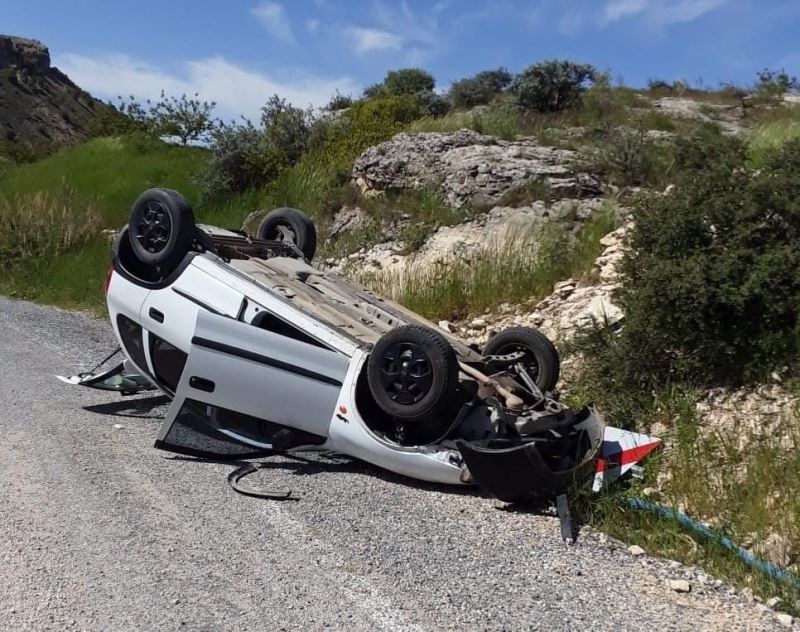 Kayaya çarpan otomobil devrilip ters döndü: 1 yaralı
