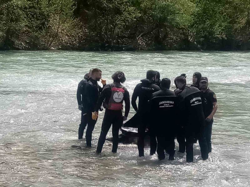 Araçlarıyla Munzur çayına düşerek kaybolan gençlerden birinin cansız bedenine ulaşıldı
