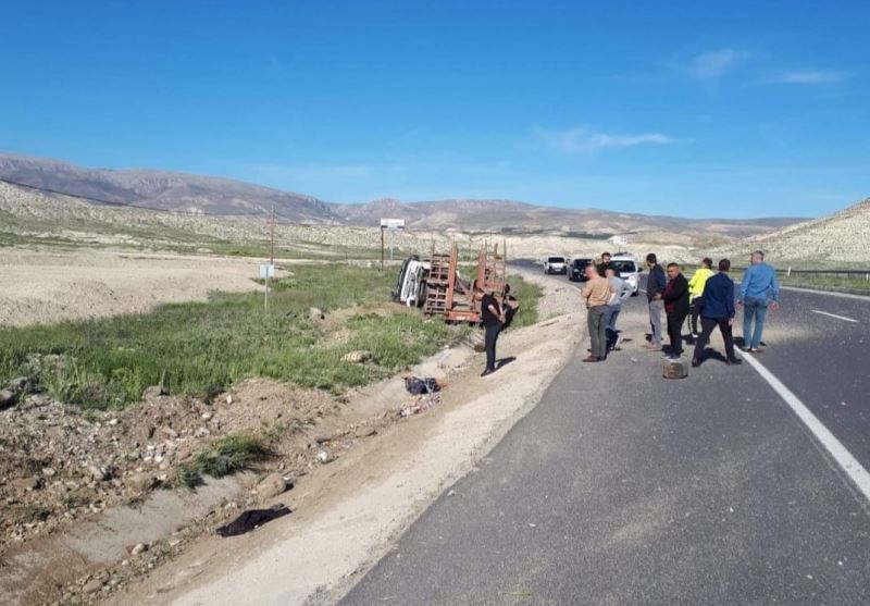 Malatya’da kepçe yüklü çekici devrildi: 1 yaralı
