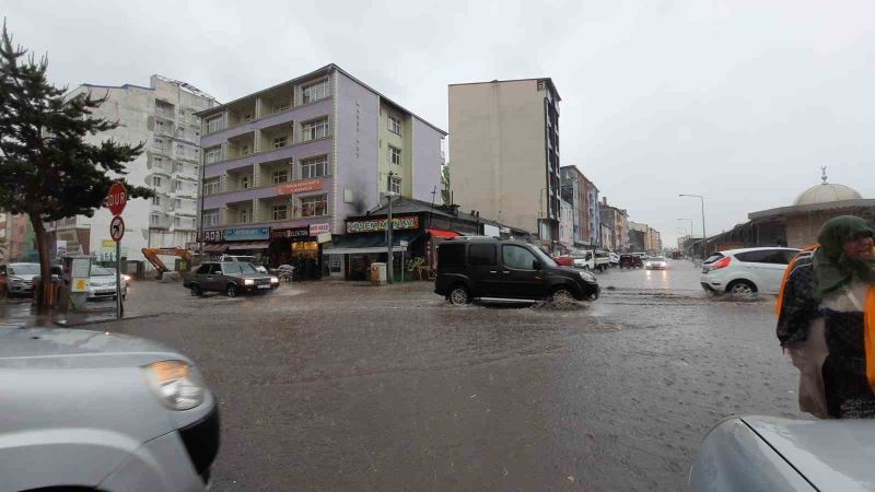 Meteoroloji uyarmıştı, Kars’ta caddeler göle döndü
