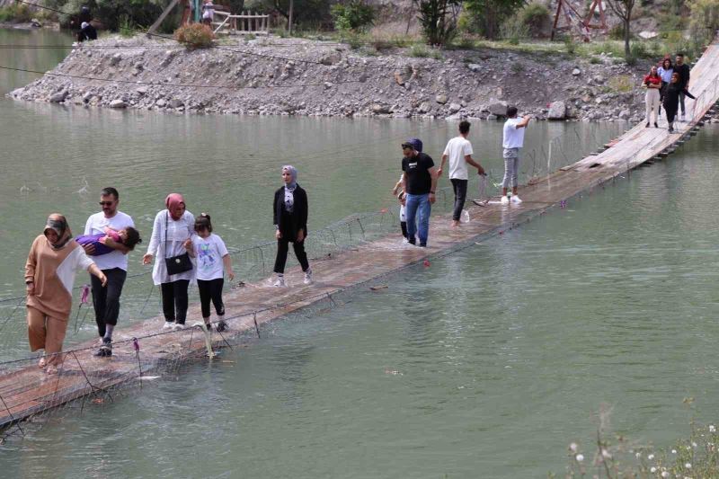 Tahta köprüden geçmek yürek ister
