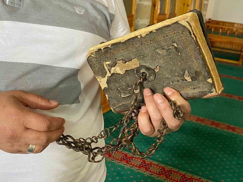 300 yıldır muhafaza edilen Kur’an-ı Kerim’in kapağındaki zincirler dikkat çekiyor
