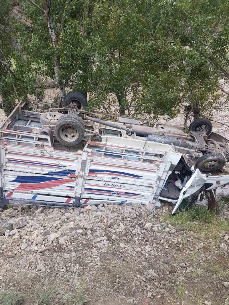 Tunceli’de kamyonet ters döndü
