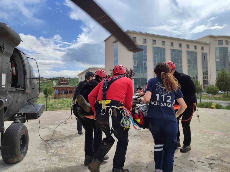 Yaylada kalp krizi geçiren çoban askeri helikopterle hastaneye kaldırıldı
