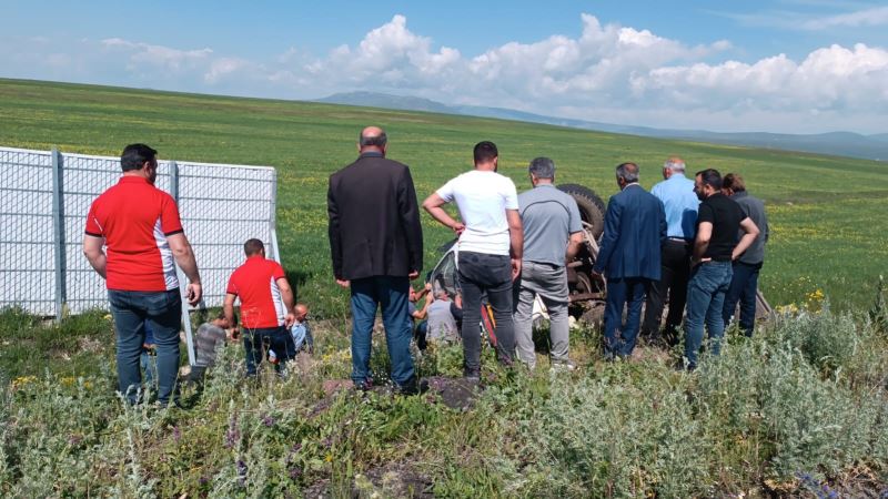 Kars’ta yoldan çıkan kamyon şarampole devrildi
