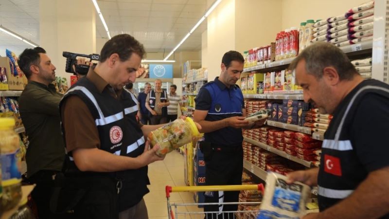 Elazığ Belediyesi, bayram öncesi market ve AVM’leri denetledi
