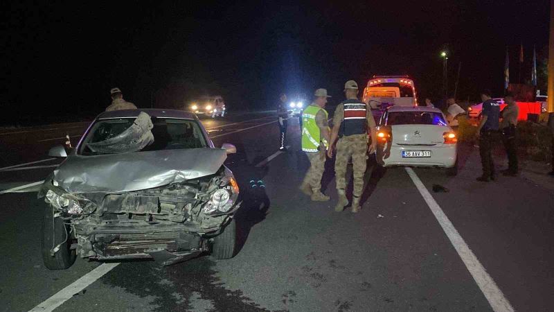 Erzincan’da iki otomobilin çarpıştığı kazada 12 kişi yaralandı
