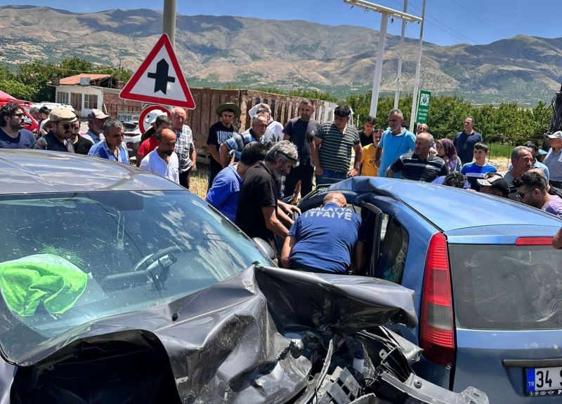 Malatya’da otomobiller çarpıştı: 3 yaralı
