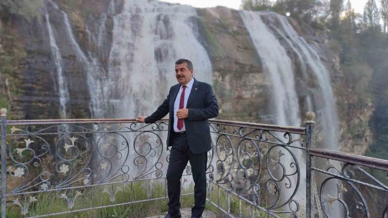 Milli Eğitim Bakanı Yusuf Tekin, baba ocağında çiçeklerle karşılandı
