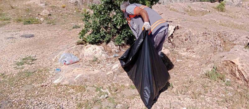 Elazığ’da turizm bölgesine atılan çöpler ekipler tarafından toplandı
