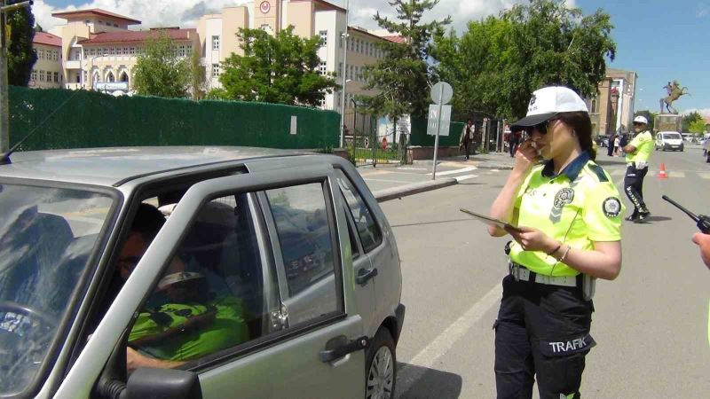 Kars’ta emniyet kemeri takmayan sürücülere ceza kesildi
