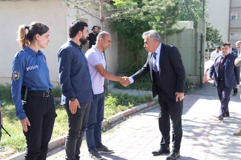 Ağrı Emniyet Müdürü Aydın’dan şehit ailesine ve görev başındaki polislere bayram ziyareti
