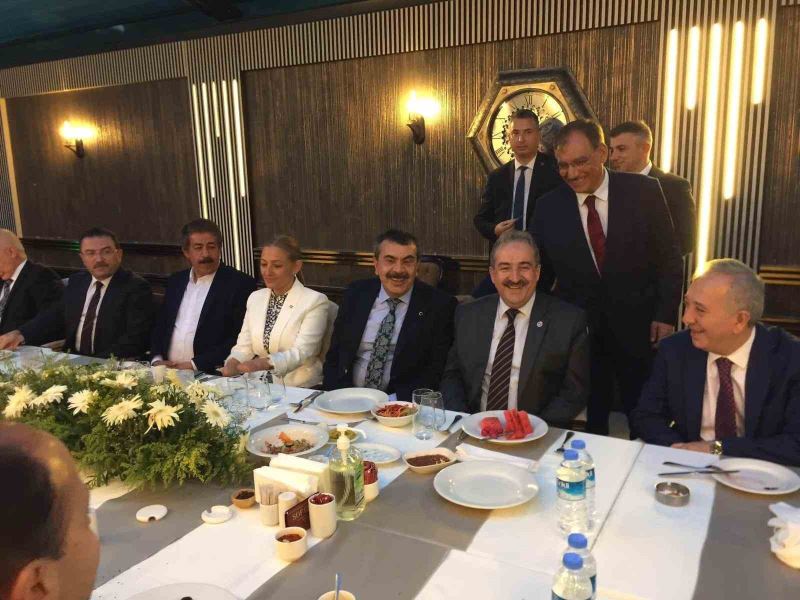 Dadaşlar Ankara’da yemekte bir araya geldi

