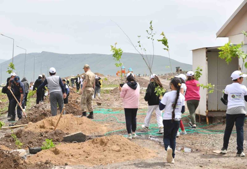 Yakutiye’de fidanlar toprakla buluştu
