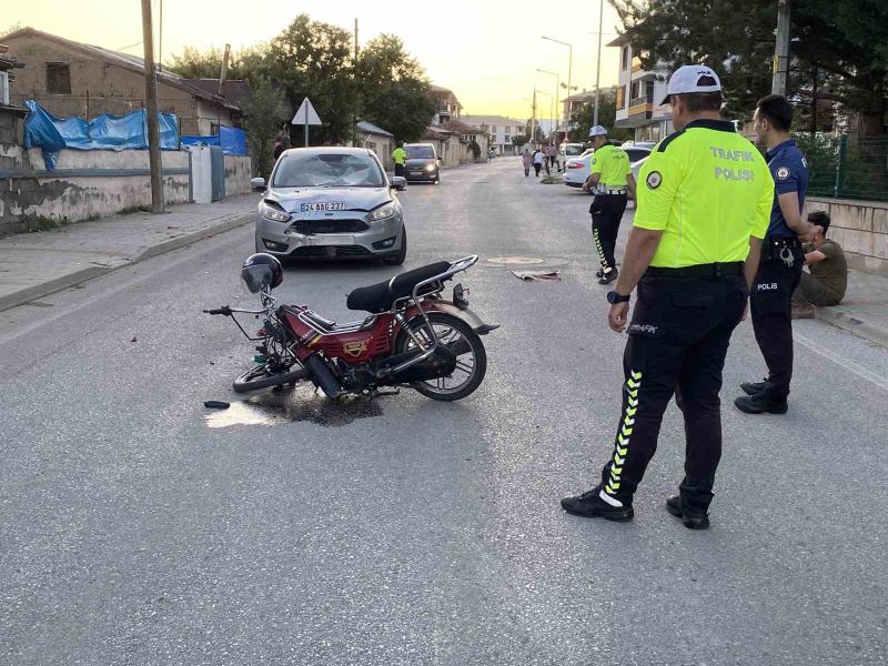 Otomobille çarpışan motosiklet sürücüsü ağır yaralandı
