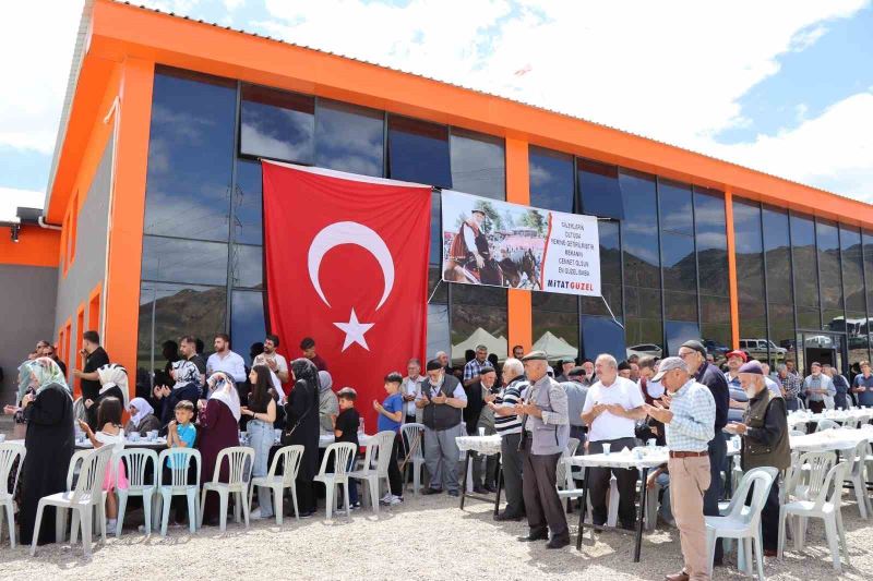 Güzel kardeşler babaları için mevlit okuttu
