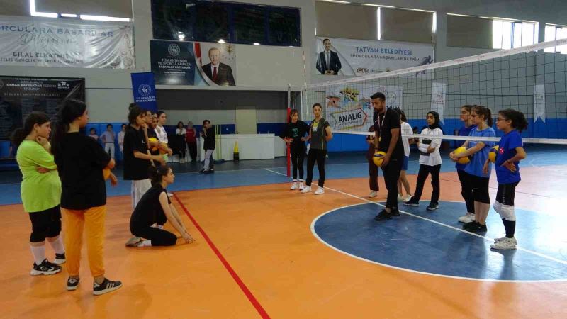 Tatvan’da voleybol eğitimine yoğun ilgi
