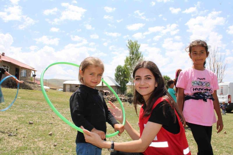 Köy köy dolaşıp çocukları mutlu ediyorlar
