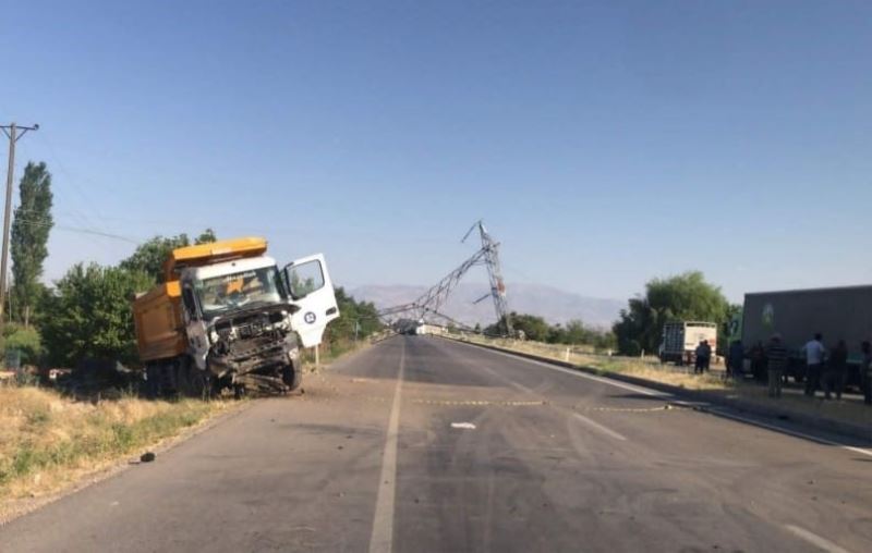 Kaza sonrası yola devrilen yüksek gerilim hattı direği trafiği kilitledi
