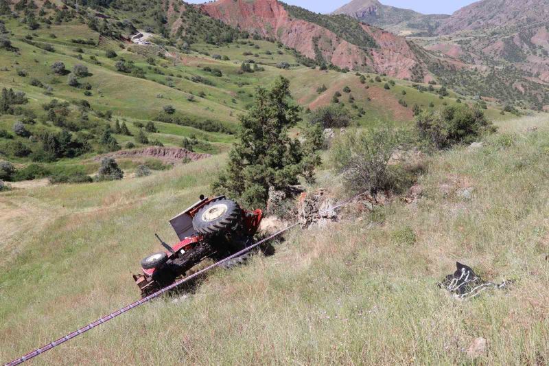 Erzurum’da tarlada traktör devrildi: 1 ölü
