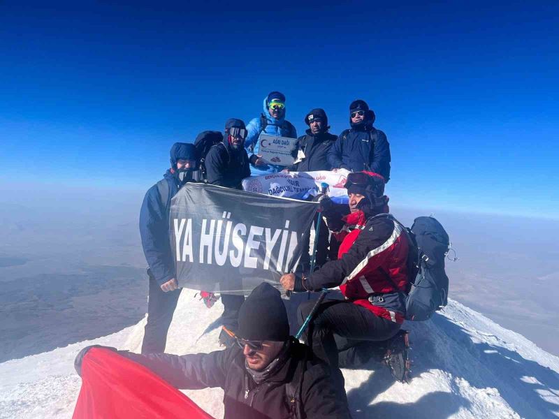 Iğdırlı dağcılar Kerbela şehitlerini Ağrı Dağı’nın zirvesinde andı
